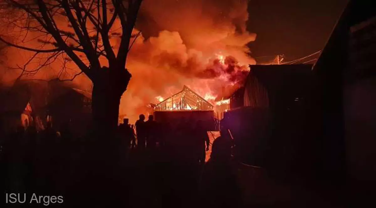 Incendiu de proporții în Argeș. Șapte case au fost cuprinse de flăcări