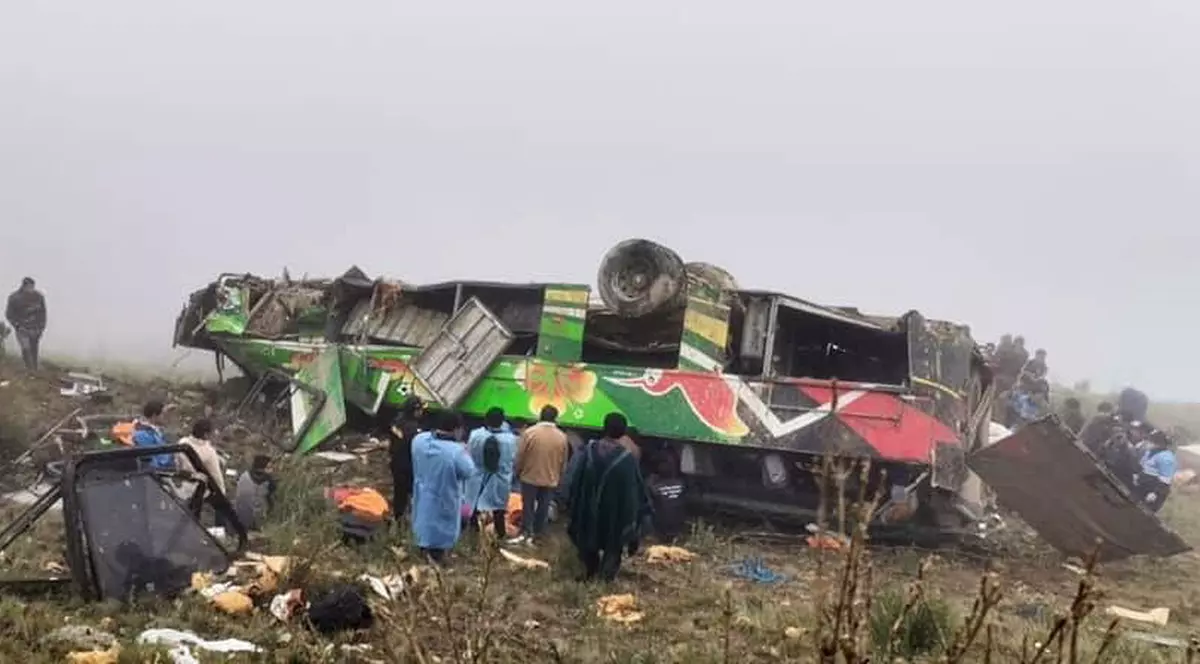 Cel puţin 20 de morţi, printre care o fetiță de 4 ani, după ce autocarul lor a căzut într-o prăpastie, în Peru