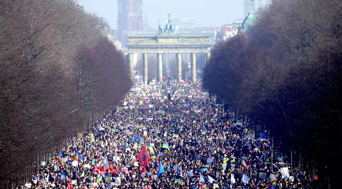 Protest uriaș, întins pe 3 km, la Berlin. Peste 100.000 de oameni au ieșit în stradă împotriva lui Putin