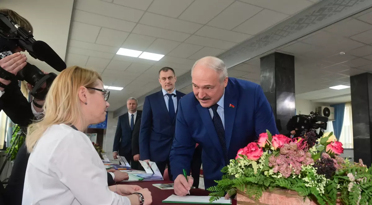 Belarusul a votat abandonarea statutului de ţară non-nucleară și poate găzdui armele nucleare ale Rusiei