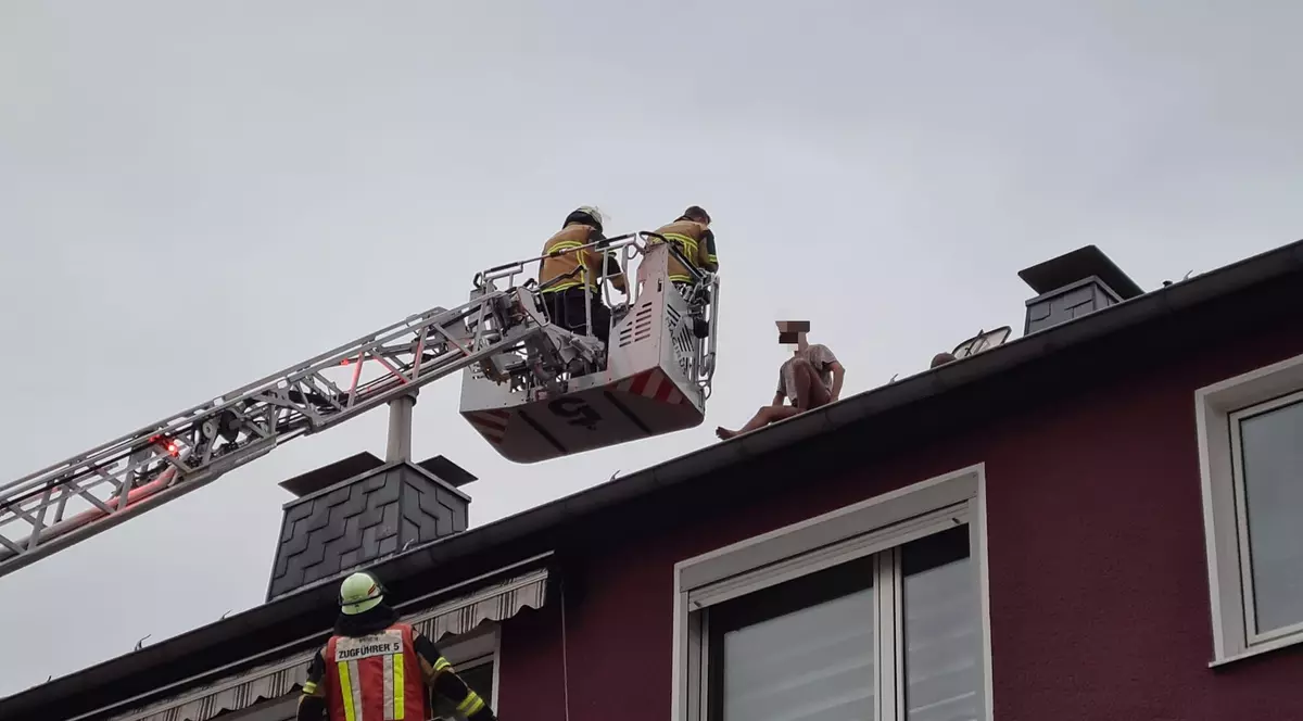 Un bărbat a fugit în chiloți, pe bloc, în Germania, după ce poliția îi bătuse la ușă, apoi a sunat pompierii să-l salveze, fiindcă înghețase