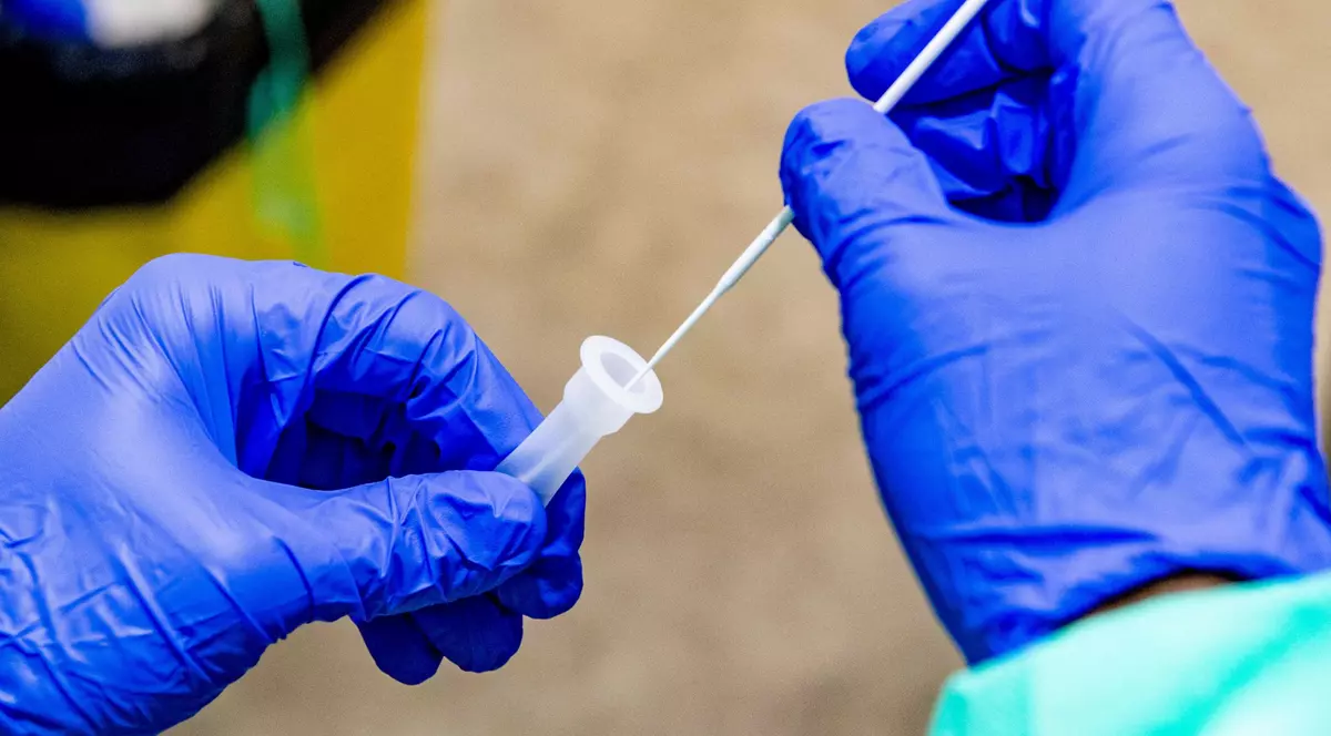 Studiu: Expunerea la o singură picătură de secreție nazală este suficientă pentru infectarea cu SARS Cov-2