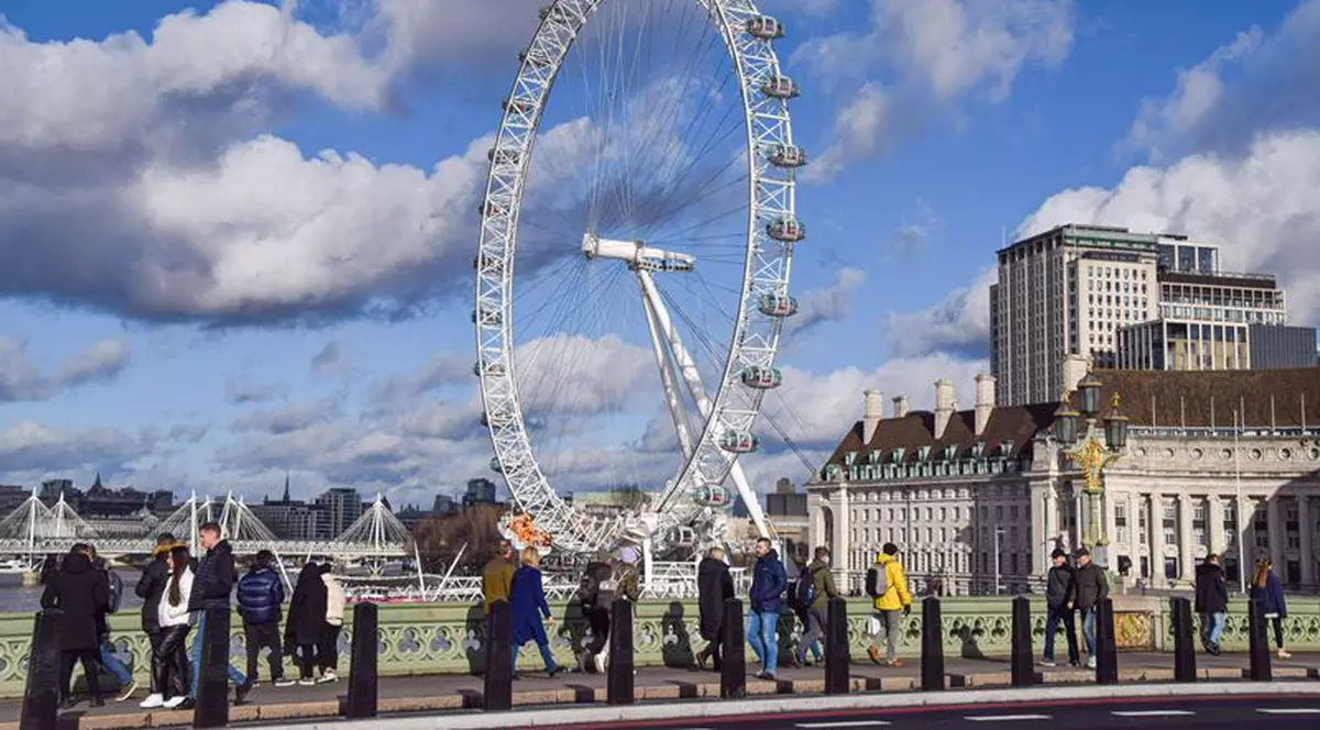 Roata gigantică London Eye și patru poduri au fost blocate din cauza unui pachet suspect