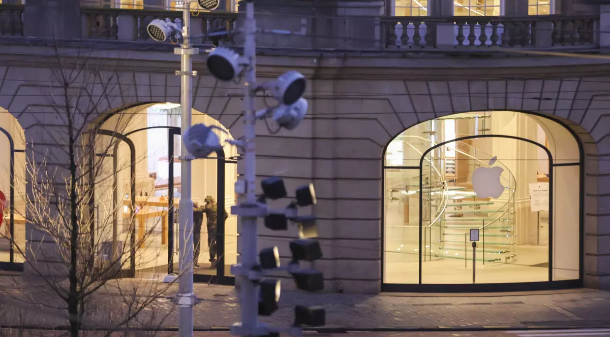 Luare de ostatici în magazinul Apple din Amsterdam. Forțele de ordine l-au imobilizat pe atacator.