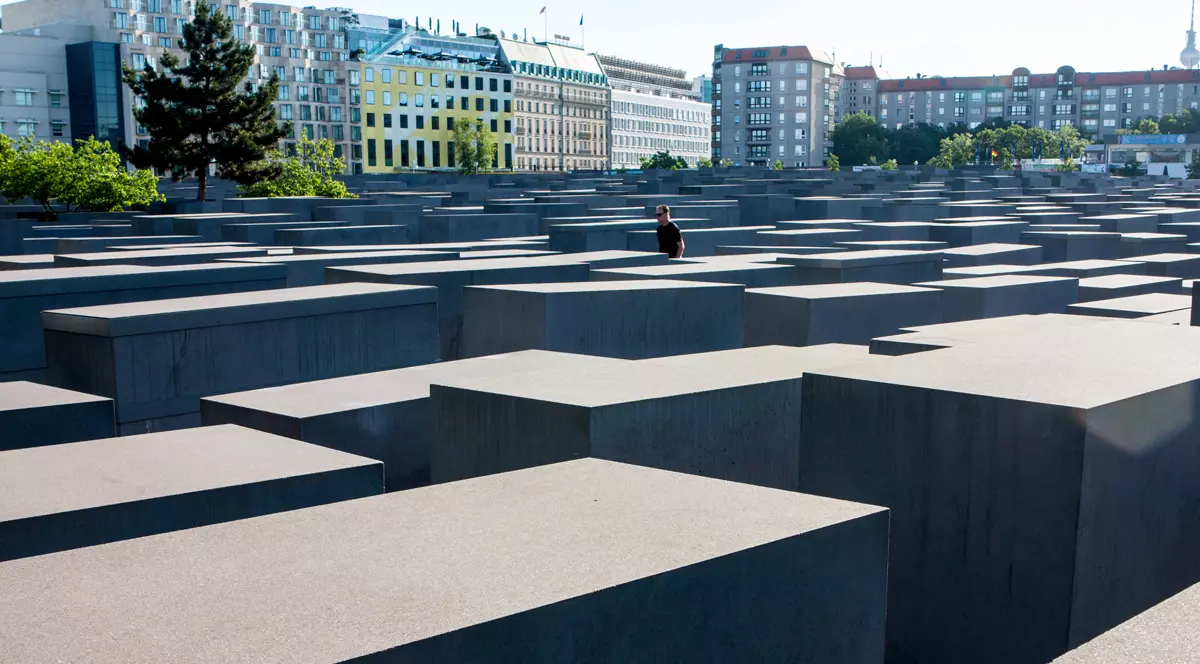 Discursul neofascist: negaționism viclean și cultul criminalilor antisemiți