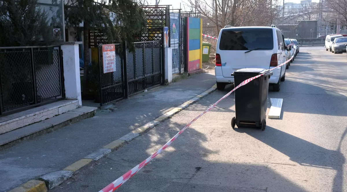 Blocarea locurilor de parcare cu diverse obiecte este ilegală, dar pe bucureșteni nu-i sperie amenzile de până la 2.500 de lei
