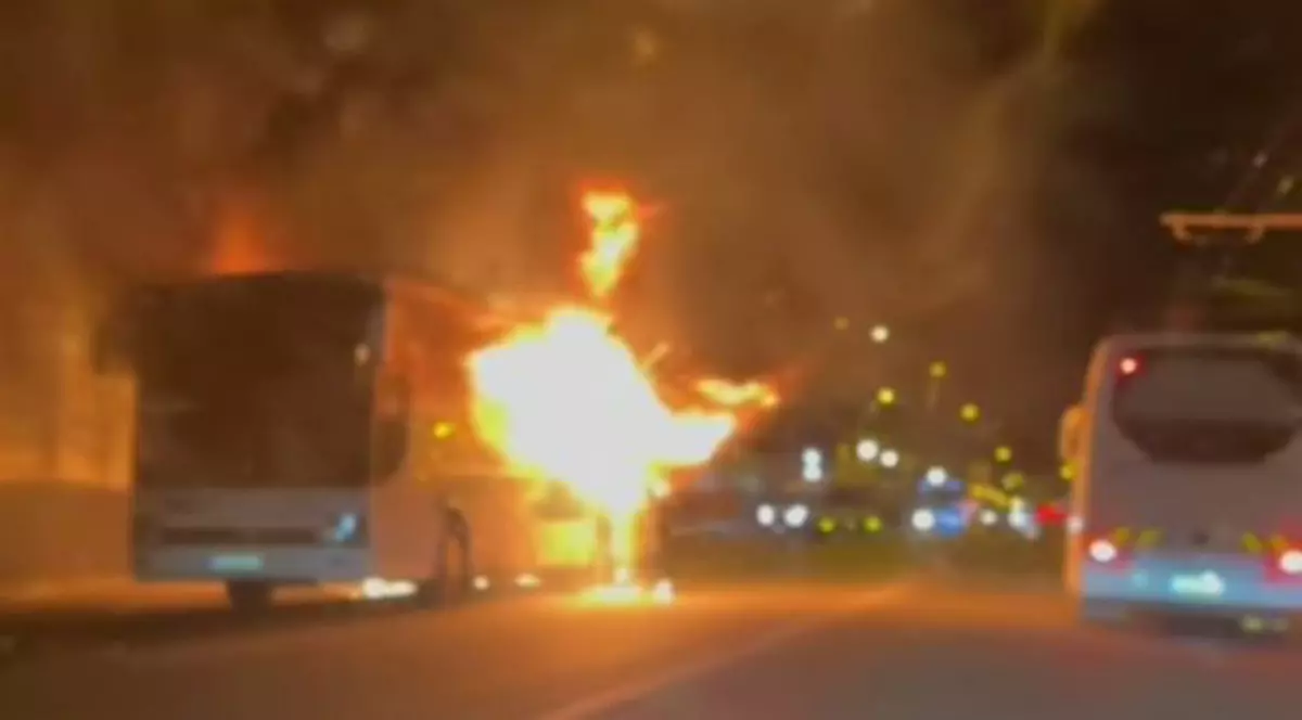 Un autobuz a luat foc în mers, în Târgu Jiu. Toți pasagerii s-au autoevacuat