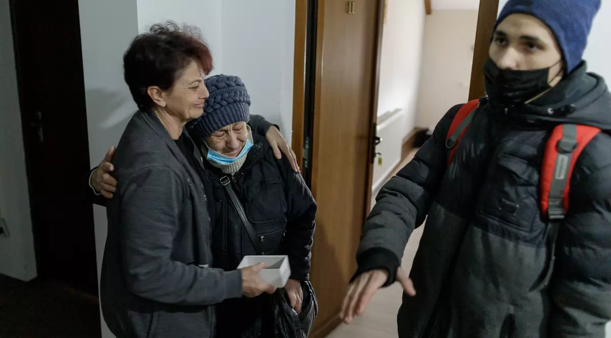 Imaginile solidarității românești: scene în care cei care îi primesc plâng cu bătrânii refugiați în brațe