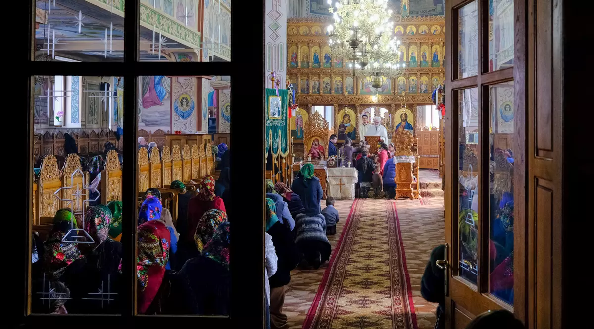 „Bunicii și tații noștri ne vorbeau despre război. Acum e rândul nostru să ne rugăm și să ne întoarcem către Dumnezeu”. Slujbă de duminică emoționantă în Maramureșul de graniță