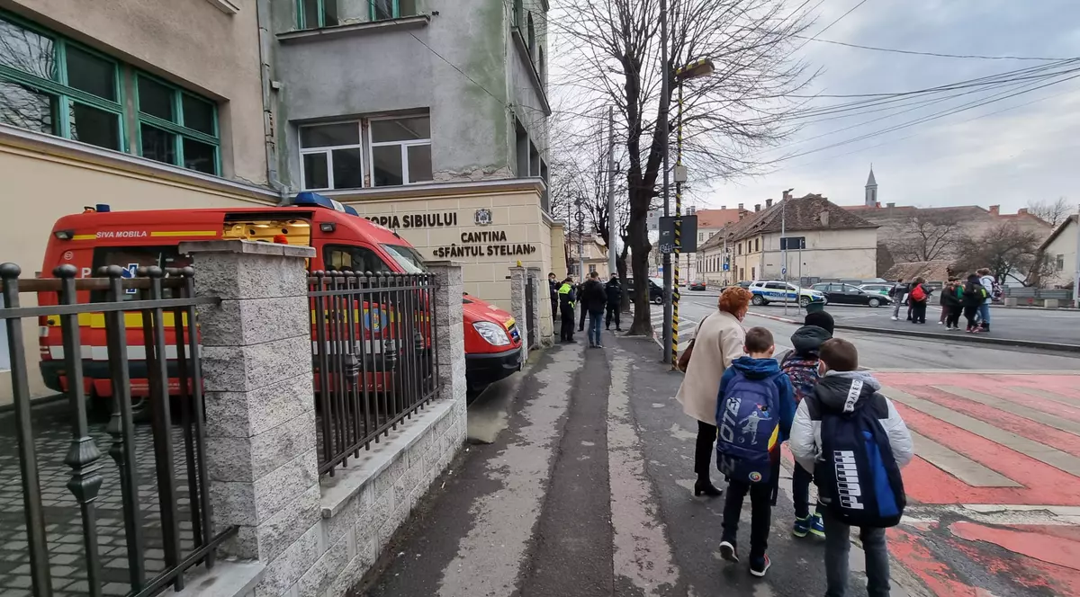Incendiu la cantina unui liceu din Sibiu. Mai multe persoane s-au autoevacuat