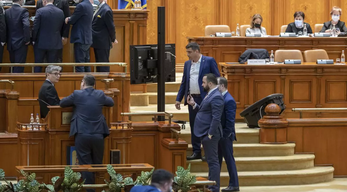 Ce sancțiune riscă George Simion după ce l-a bruscat pe ministrul Virgil Popescu în plenul Parlamentului