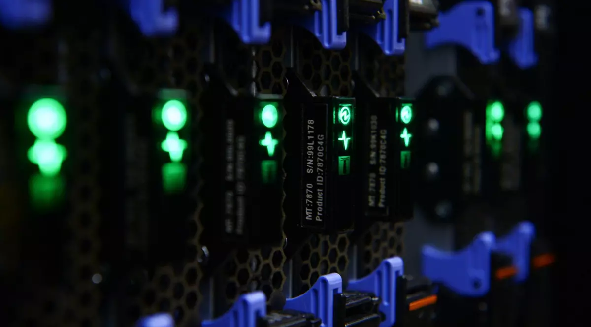 Codul Comunicațiilor, prin care serviciile secrete pot spiona internetul românesc, adoptat de Parlament. ActiveWatch: Au profitat de conflictul din Ucraina