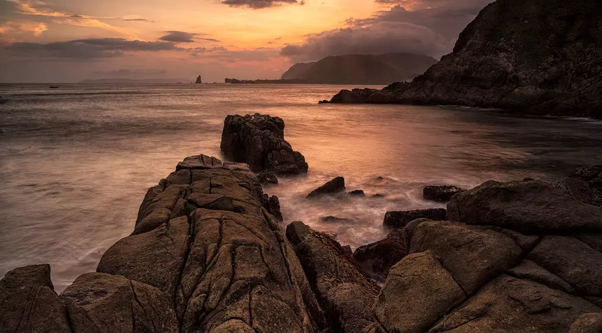 Cel puţin zece persoane au murit luate de valuri, în Indonezia, în timp ce meditau pe plajă