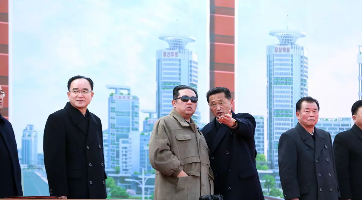 Proiect rezidențial de amploare în Coreea de Nord. Șantierul pe care se vor ridica blocuri cu zeci de etaje, vizitat de Kim Jong-un