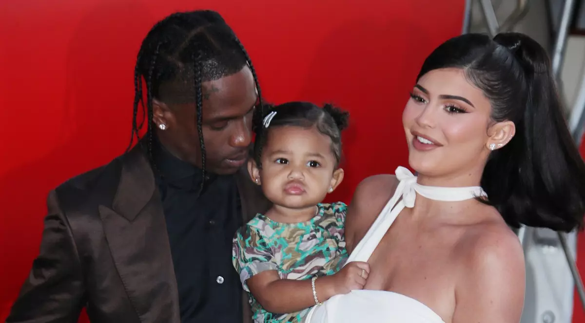 Kylie Jenner a născut al doilea copil. Ce imagine a postat vedeta cu bebelușul ei și al lui Travis Scott