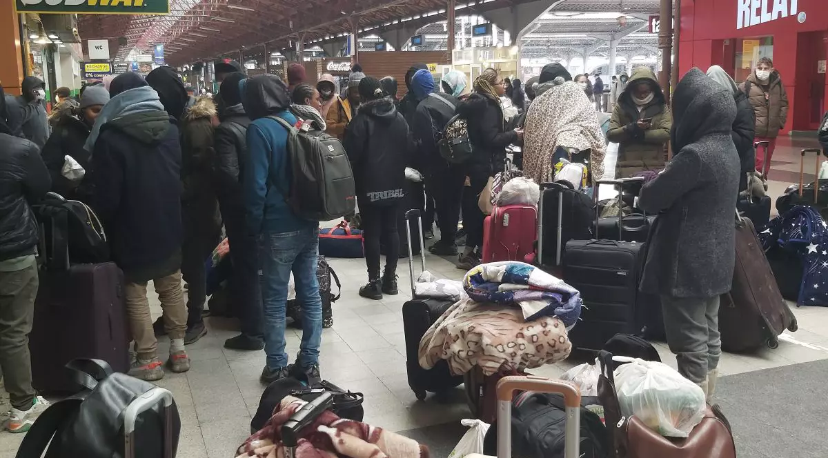 În Gara de Nord, refugiații din Ucraina, mulți dintre ei studenți din Africa și familii din Asia, așteptau la clasa a-2 a, iar „călătorii” obișnuiți, la clasa 1