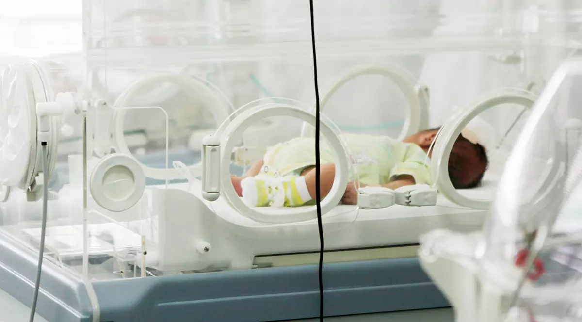 Moașa bebelușului român din Danemarca, adus la spital cu hemoragie craniană, a fost audiată la poliție