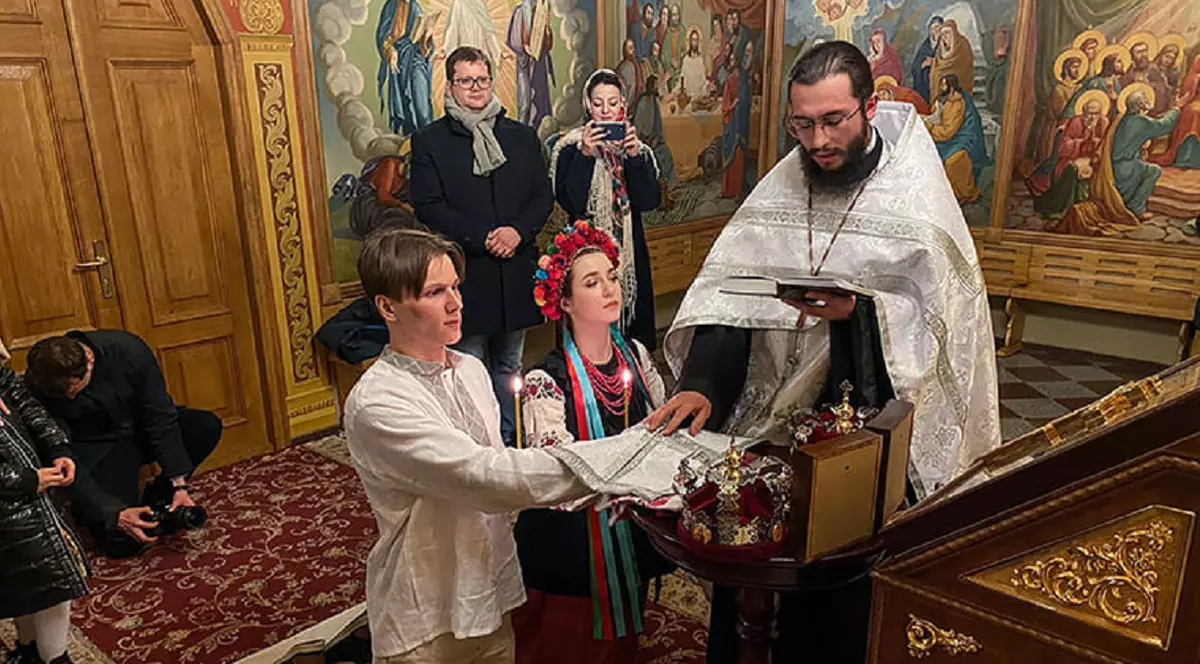 VIDEO | Doi tineri din Kiev s-au căsătorit în ziua când Rusia a atacat Ucraina: „Putem muri și am vrut să fim împreună înainte de asta”
