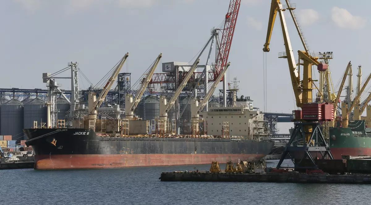 O navă a Turciei, lovită de o bombă în largul coastei orașului ucrainean Odesa, anunță Ankara