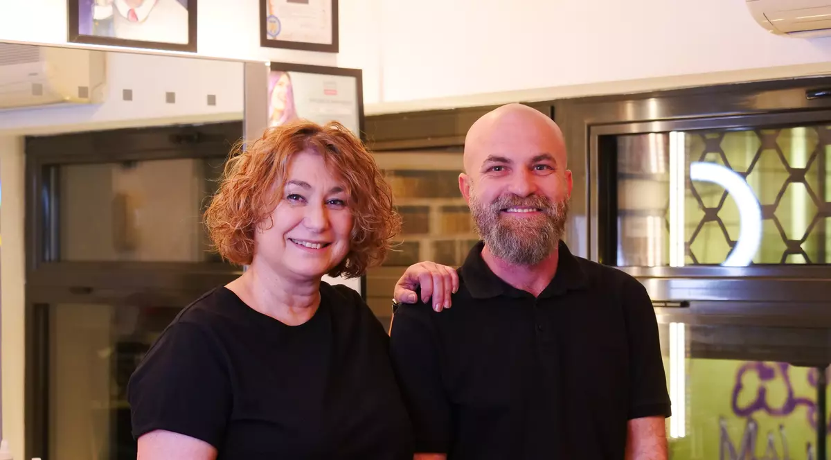 Doi bucureșteni îi tund gratuit pe bolnavii unui centru de îngrijiri paliative. „Poți dărui cuiva șansa de a se vedea ca o persoană normală în oglindă”