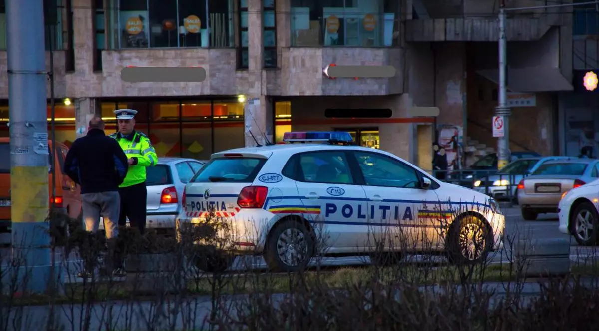 VIDEO „Sunt 3 blocuri, nu putem stabili adresa”. Reacția poliţiei când un client a reclamat că o minoră e obligată să se prostitueze