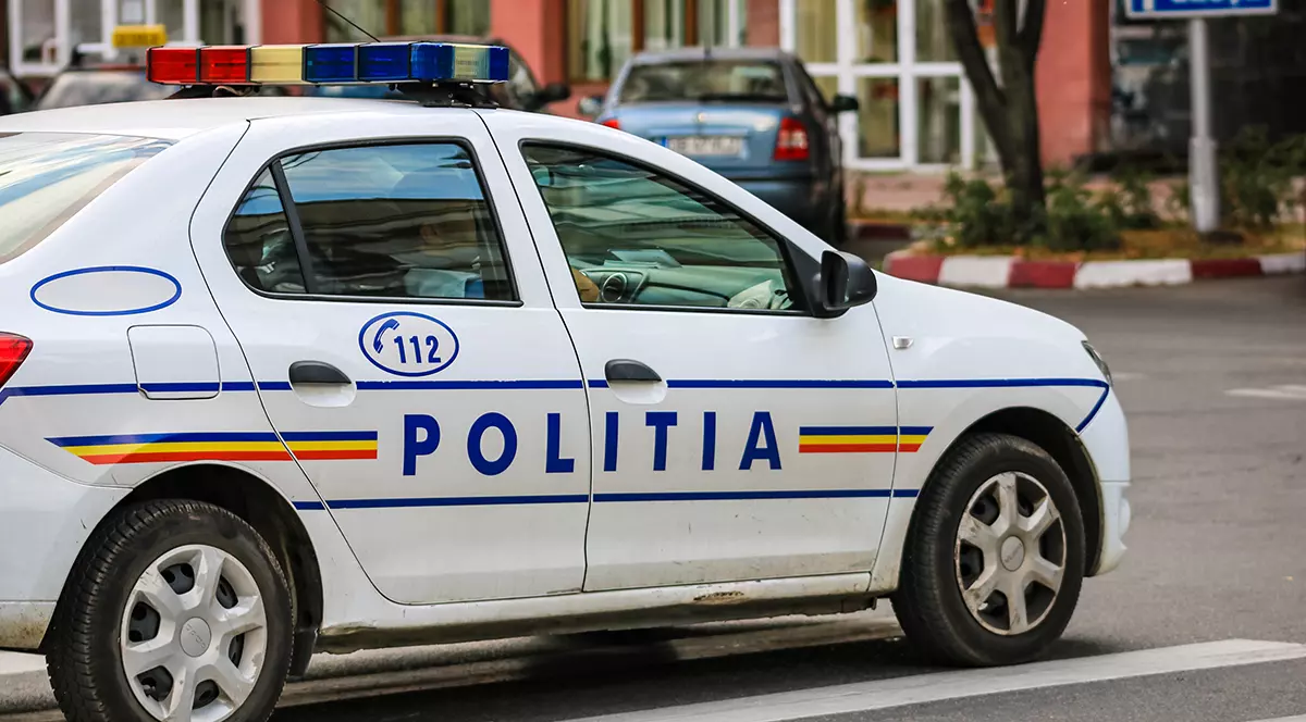 Proprietarul celor 8 câini care au atacat un copil pe stradă, arestat la domiciliu pentru 30 de zile