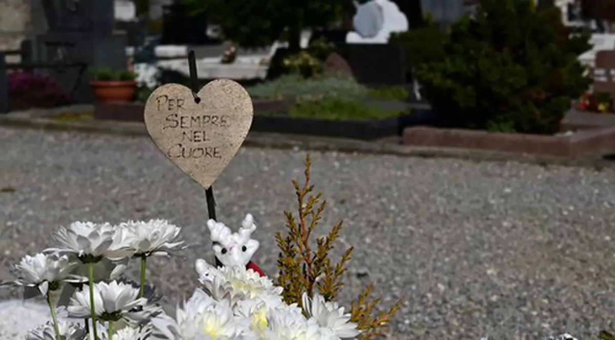 O femeie din Italia a murit pe mormântul soțului ei, unde a mers zilnic timp de 40 de ani