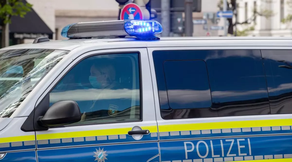VIDEO Bărbat aruncat pe geam, de la etajul al treilea, de părinții care l-au prins în dormitor cu fiica lor, în Germania