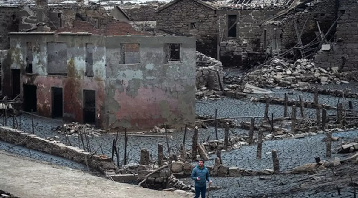 „Satul-fantomă”, apărut în Spania după ce seceta a golit un baraj: „Parcă mă uit la un film”