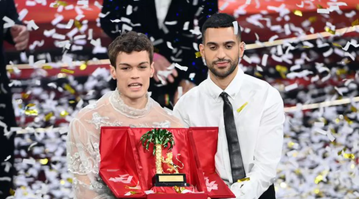 Cântăreţii Mahmood & Blanco au câştigat ediția 2022 a Festivalului de la Sanremo, cu piesa „Brividi”