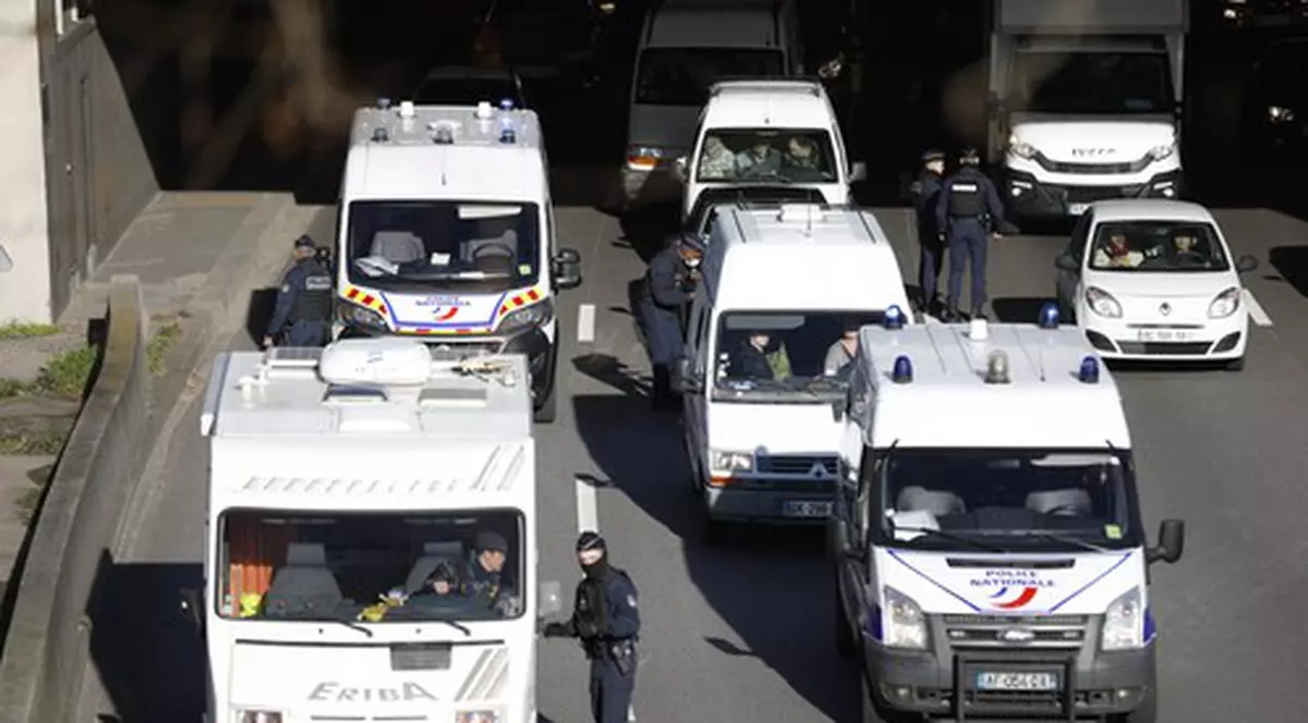 Poliția a blocat 500 de autoturisme care voiau să intre în Paris pentru un protest inspirat de „Convoiul libertății”