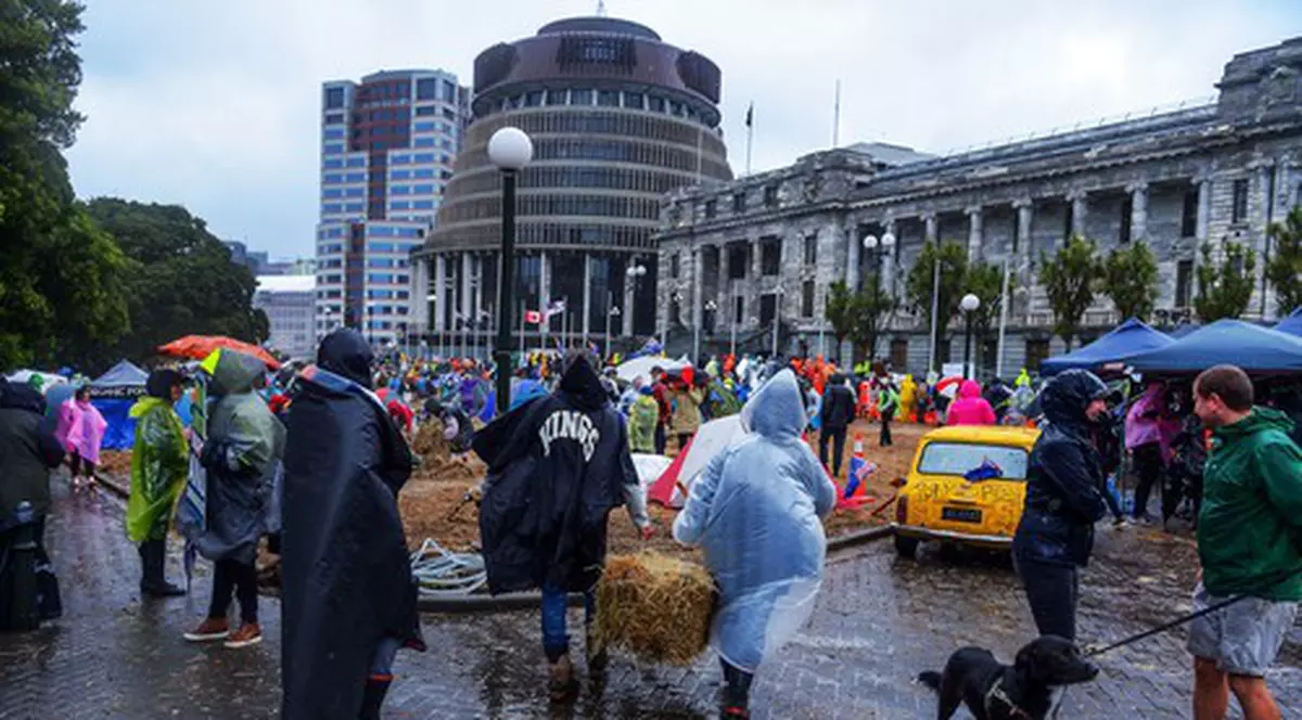 Autoritățile din Noua Zeelandă încearcă să alunge protestatarii antivaccin cu „Macarena”