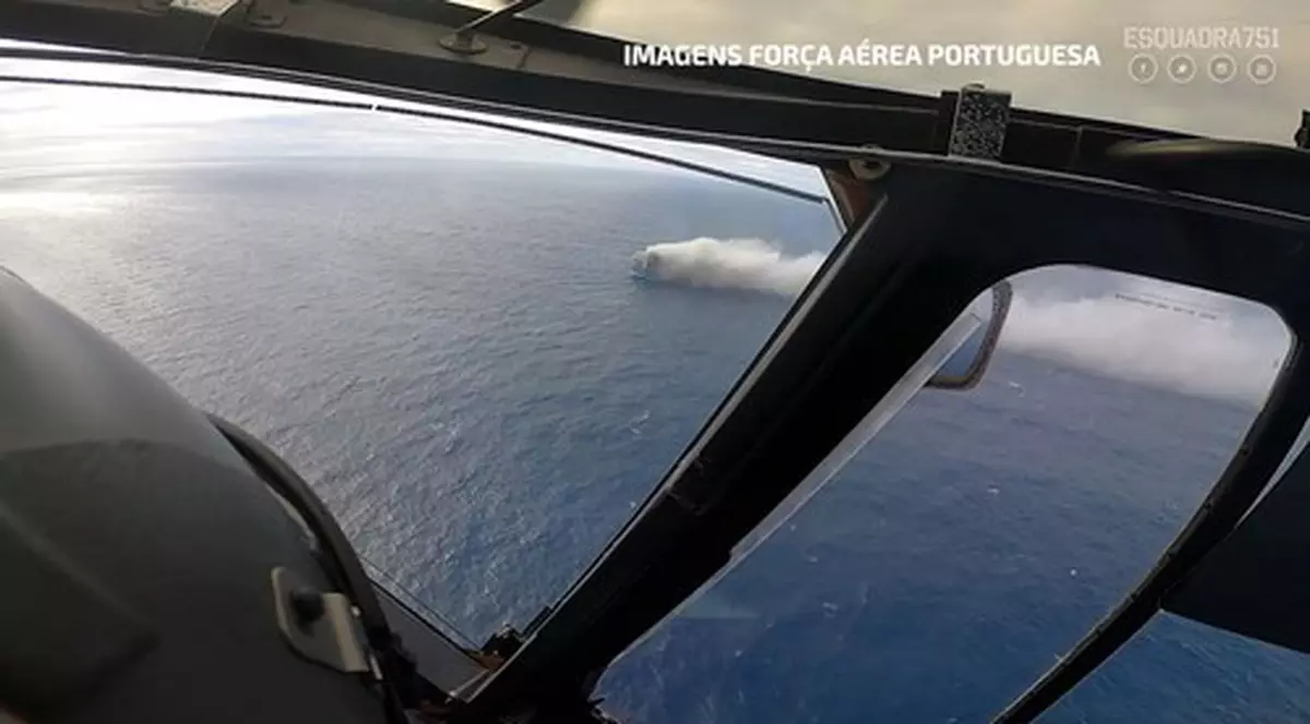 O navă cargo încărcată cu mii de mașini de lux a luat foc în mijlocul Atlanticului, unde a rămas în derivă