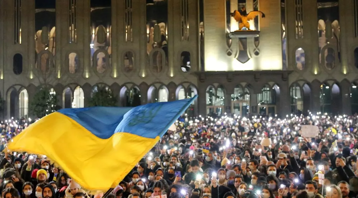Cine suferă nu uită. Demonstrație de masă la Tbilisi, în Georgia, în favoarea Ucrainei și împotriva agresiunii Rusiei