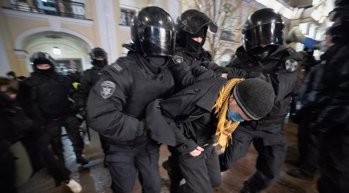 Tot mai mulți ruși sparg zidul tăcerii. Profesor de la St. Petersburg pentru Libertatea: „Suntem conduși de un om care și-a pierdut mințile. Putin ne poate cupla la internetul suveran, cum îi zice el”