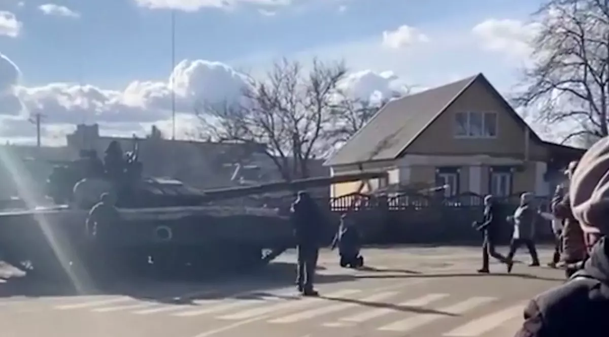 VIDEO | Rezistență în fața tancurilor Rusiei: un bărbat, filmat când împinge tancul și apoi se pune în genunchi în fața lui