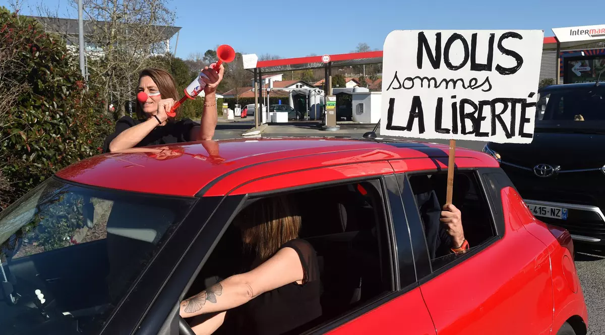 Franța interzice intrarea „convoaielor libertății” în Paris. Ce riscă cei care încalcă dispoziția