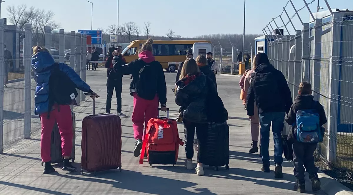 Reportaj de la vama Isaccea. Lungul exod al copiilor, al femeilor și-al celor ce-și permit să fugă din Ucraina spre Germania sau Austria