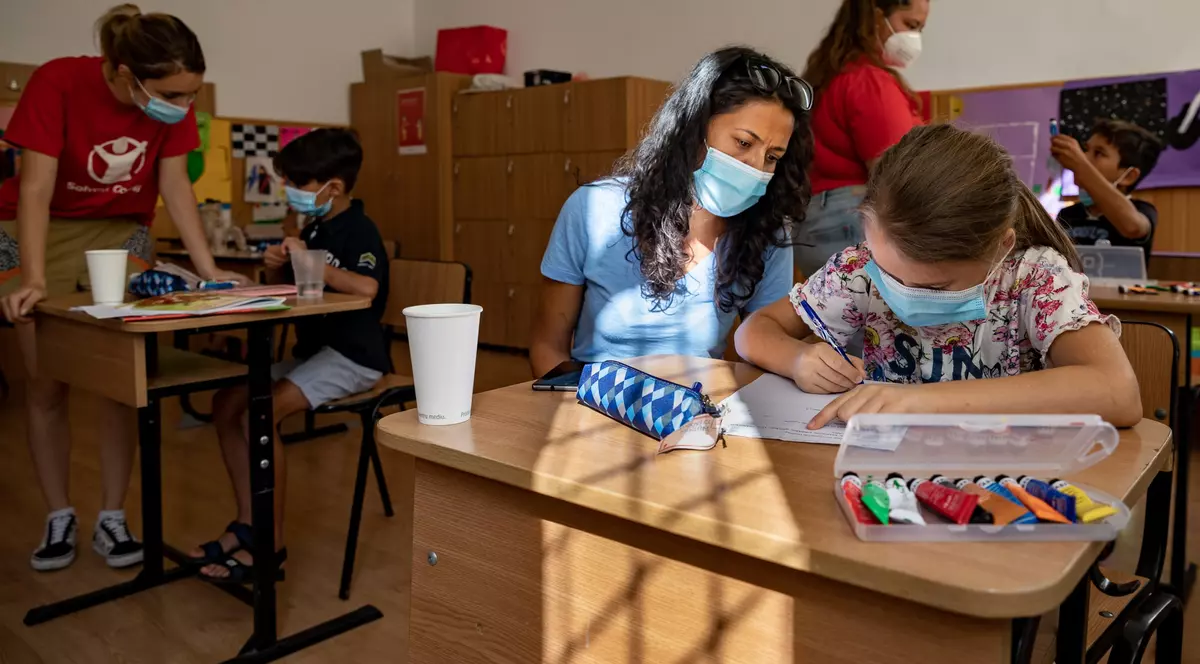 Părinții acuză profesorii că au devenit mai exigenți după ce au revenit la școala față în față. „Notele mari se dau mult mai greu sau nu se mai dau deloc”