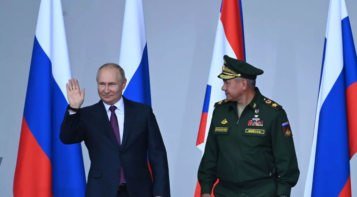 Ministrul rus al Apărării, Serghei Șoigu, alături de Vladimir Putin. FOTO: EPA