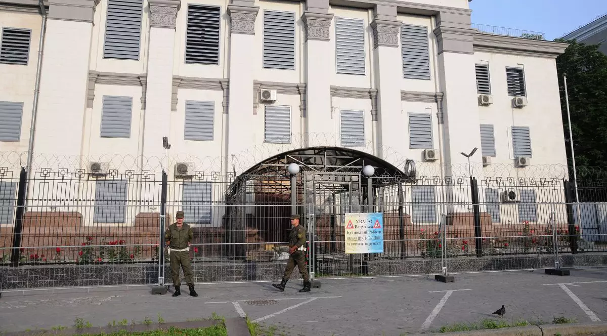 Diplomații ruși au început să părăsească Ucraina. MAE rus susține că e vorba despre o „optimizare” a activității