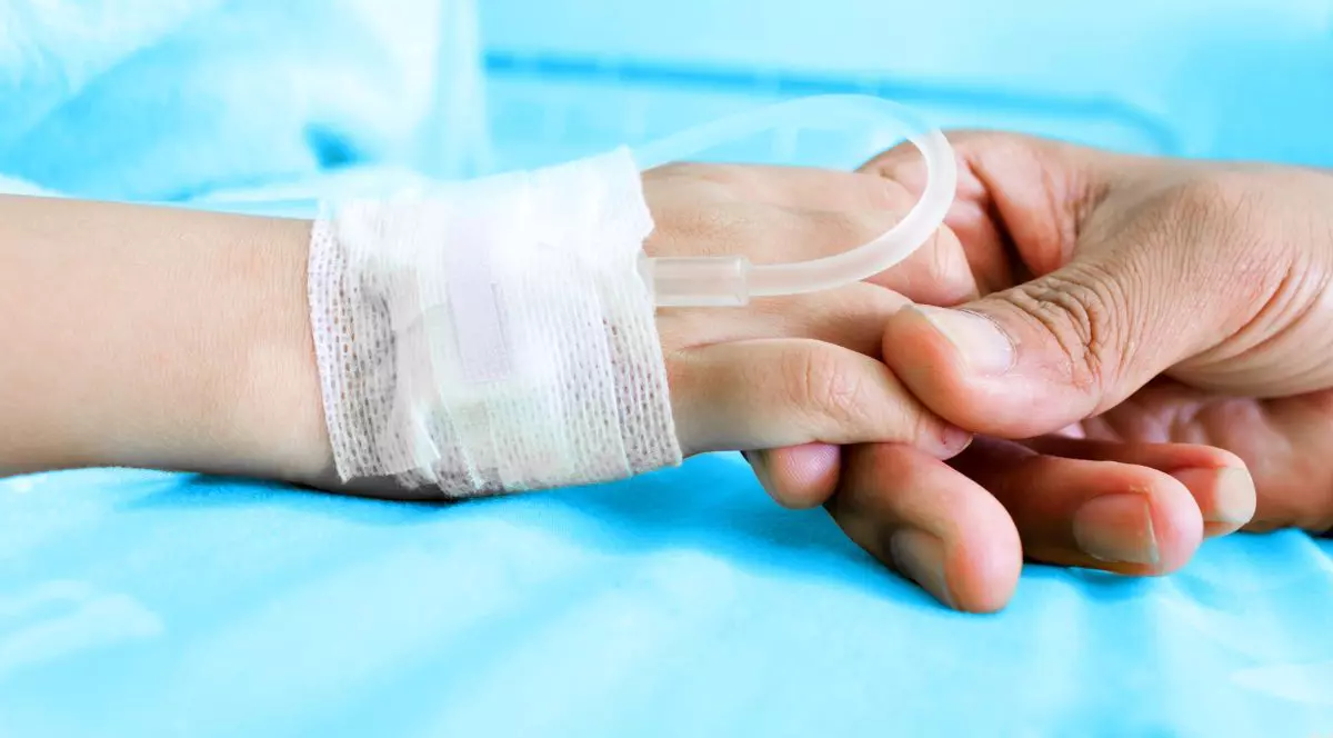 Copilul de 2 ani, bătut până la comă de mamă și de iubitul ei, a intrat în moarte cerebrală
