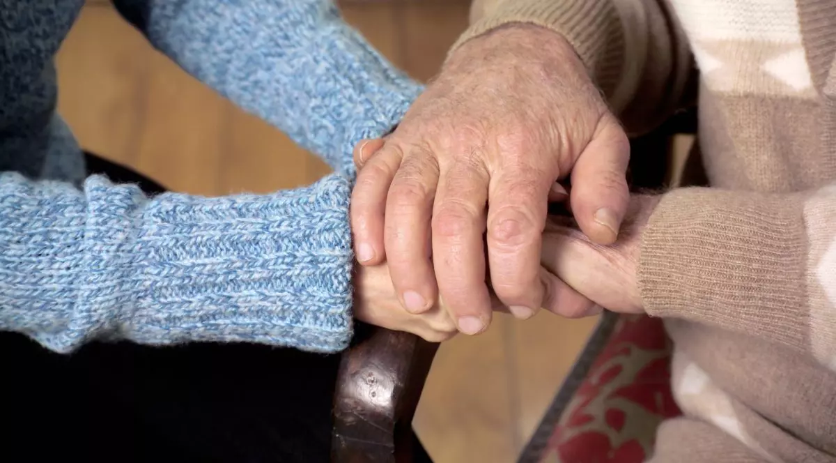 Italian de 75 de ani, „căsătorit” cu o româncă de 13 ani! Explicația Ministerului Justiției pentru refuzul legiferării vârstei consimţământului sexual