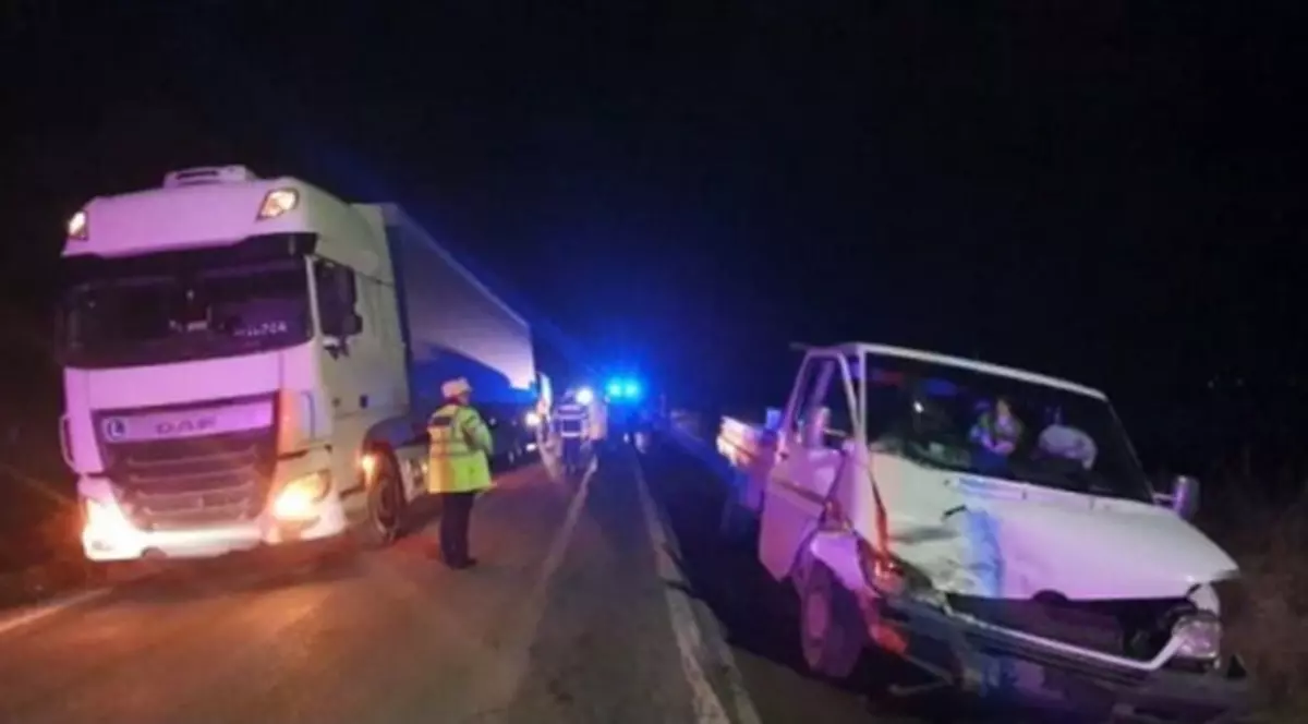 Cinci persoane au fost rănite după o coliziune între trei autovehicule, în Suceava