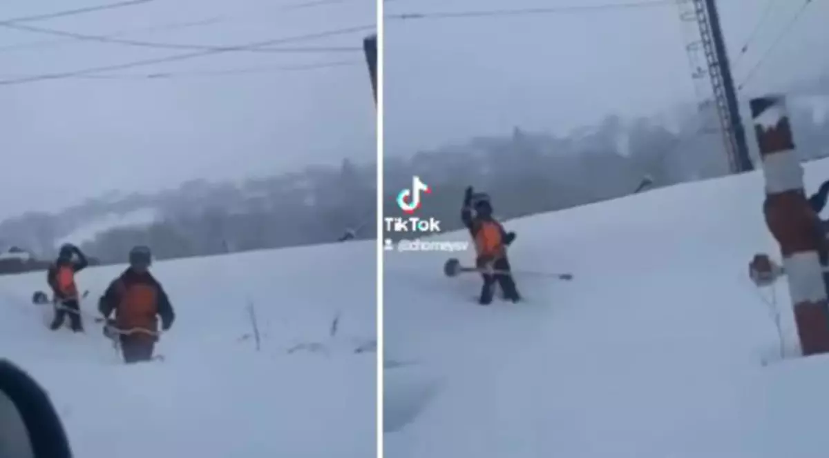 Imaginile zilei: în zăpadă, la tăiat buruienile de lângă calea ferată, cu motocoasa