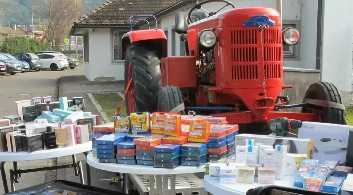 Român lăsat fără tractorul de epocă pe care-l aducea pe platformă, din Elveția. În mașină mai avea și geamantane pline cu parfumuri
