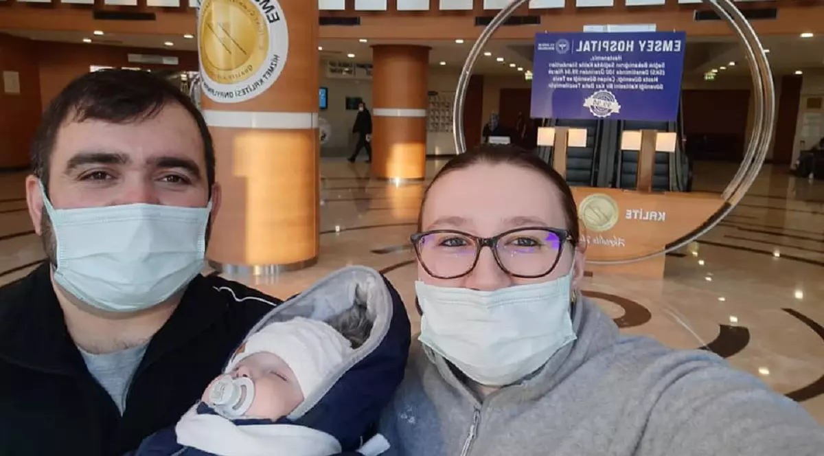 Bebelușul unui șofer român de TIR a fost salvat cu donațiile colegilor tatălui său. Tudor ar mai fi trăit trei luni fără ajutorul camionagiilor