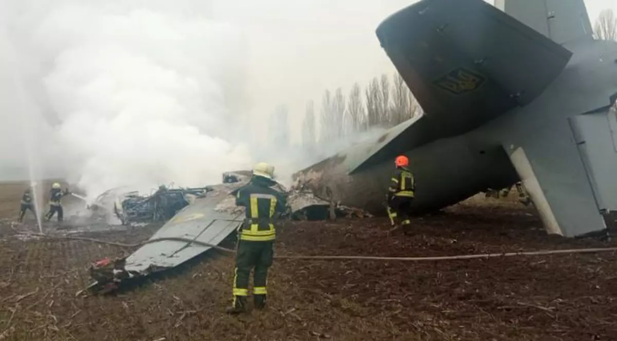 Un avion militar ucrainean cu 14 oameni la bord s-a prăbuşit lângă Kiev. Cel puțin cinci morți