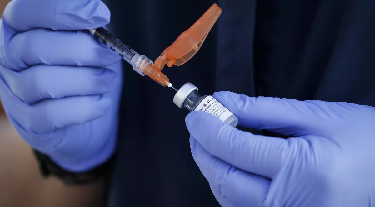 Studiu: A patra doză de vaccin anti-COVID-19 nu este mai eficientă decât a treia doză împotriva infectării cu Omicron