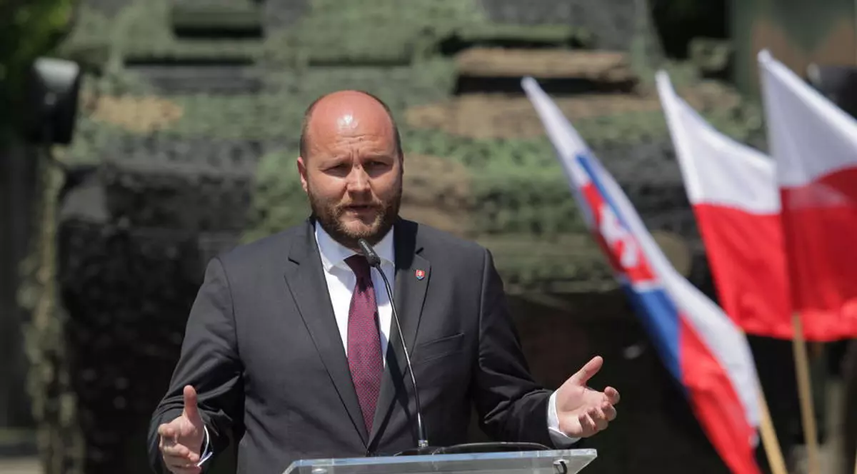 Personalul ambasadelor Slovaciei şi Sloveniei din Kiev, evacuat în România